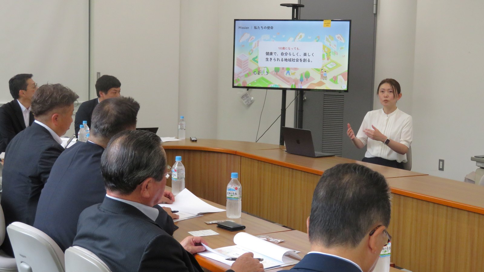 株式会社かんごぷらす代表取締役社長の中田亜由美が「看護×モビリティ」による地域の健康づくりについて説明する様子